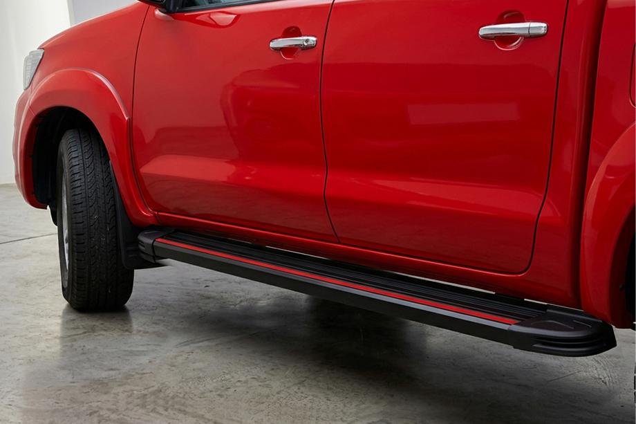 Toyota Hilux 2006–2015 Stranske stopnice Maya Red (2 kosa, aluminij) Image