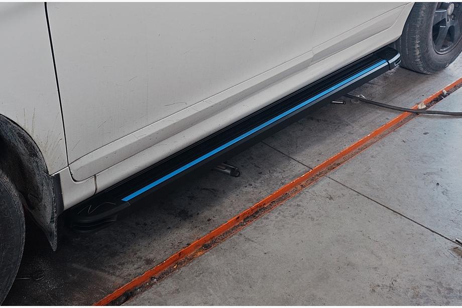 Volvo XC60 2009–2017 Stranske stopnice Maya Blue (2 kos, aluminij) Image