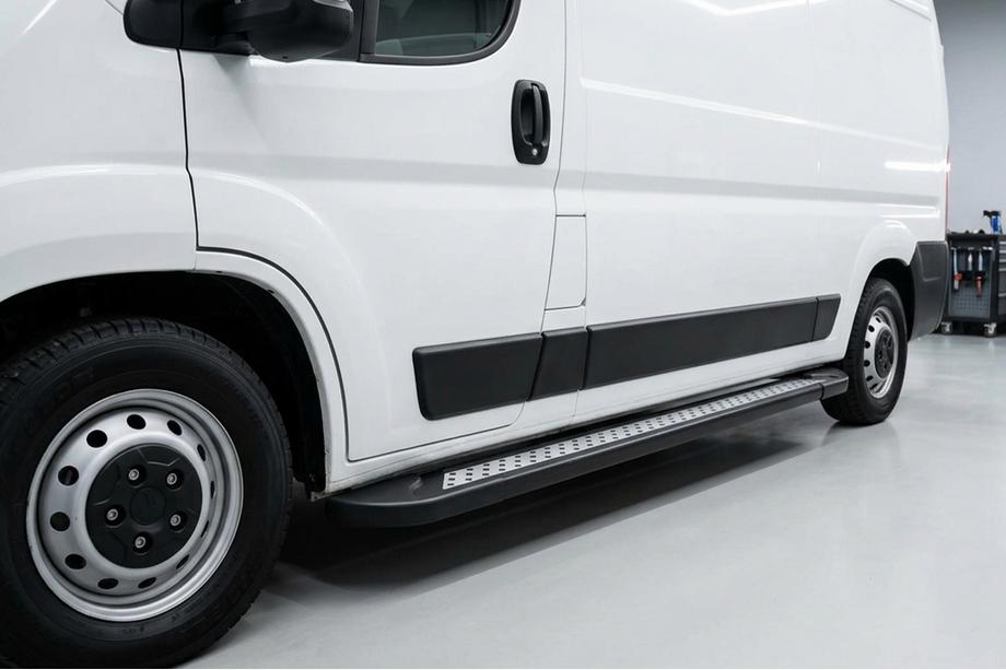 Fiat Ducato 2006–2025 Stranske stopnice New Vision Black (2 kosa, aluminij) Dolga medosna razdalja Image