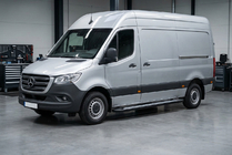 Mercedes Sprinter W907/W910 2018– Stranske stopnice New Vision Black (2 kosa, aluminij) Srednja medosna razdalja – zadnji pogon fotografija 1