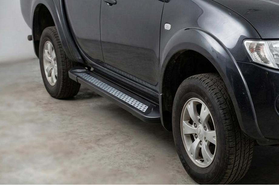 Mitsubishi L200 2015–2024 Stranske stopnice New Vision Black (2 kosa, aluminij) Image