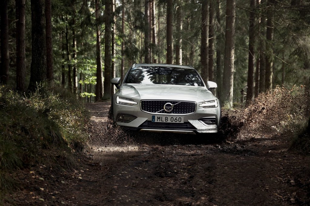 Pregled terenskega karavana Volvo V60 Cross Country
