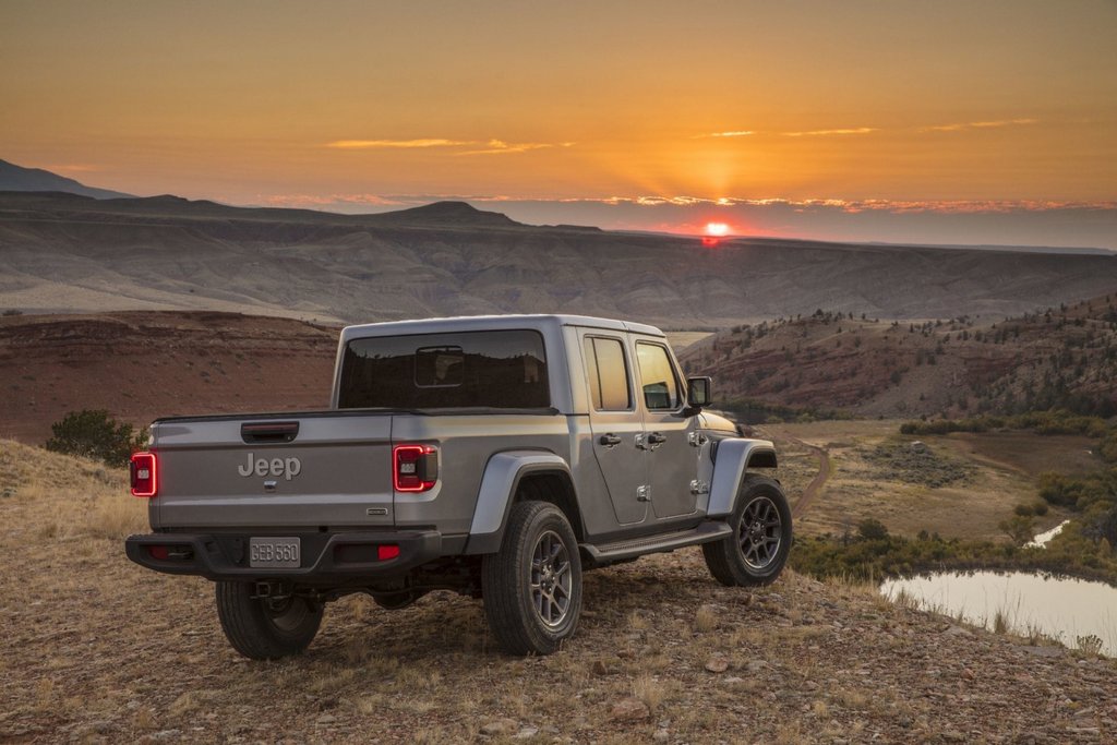 Pregled štirikolesno gnanega okvirnega pickupa Jeep Gladiator