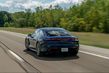 Električni športni sedan Porsche Taycan s štirikolesnim pogonom fotografija 3