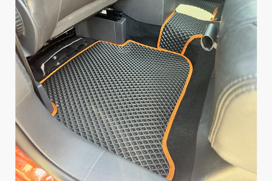 Volkswagen Touran 2003–2010 EVA avtomobilske preproge (črne) Fotografija 12