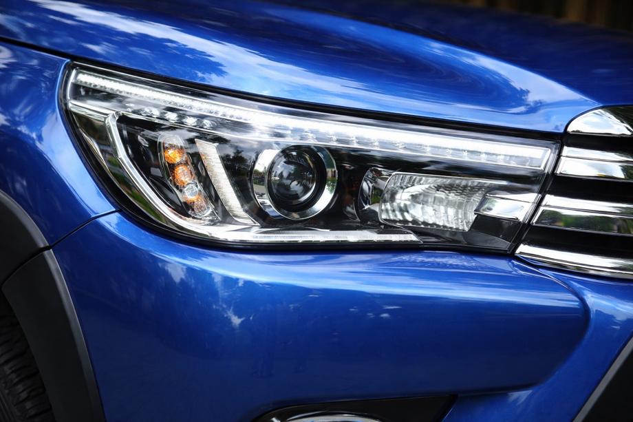 Toyota Hilux 2015– Sprednji žarometi OEM V1 2015-2019 (LED, 2 kos) Image