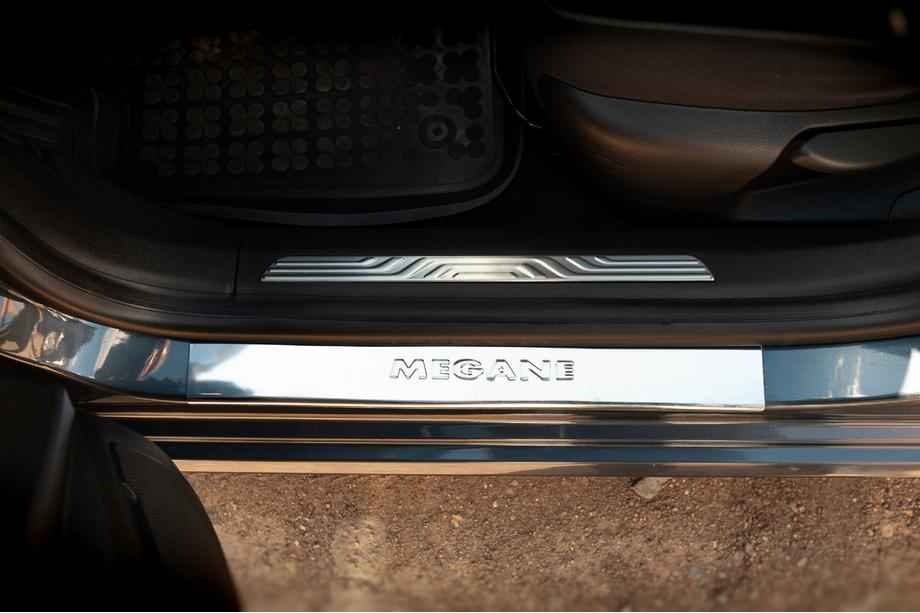 Renault Megane IV 2016–2025 Notranje zaščitne letve pragov OmsaLine (2 kosa, nerjaveče jeklo) Fotografija 3