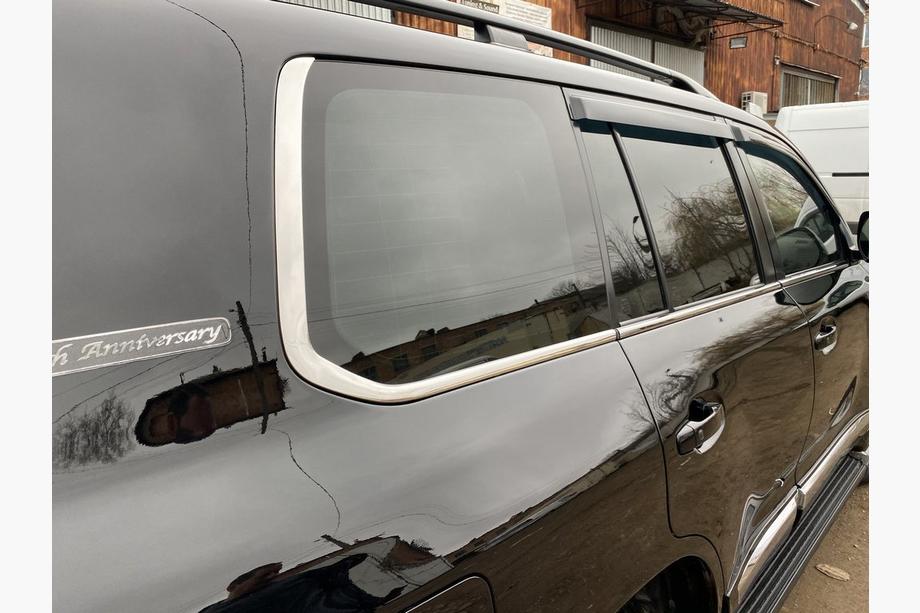 Toyota Land Cruiser 200 2007–2021 Nerjaveči kotni obrobi zadnjega stekla (2 kos) Fotografija 3