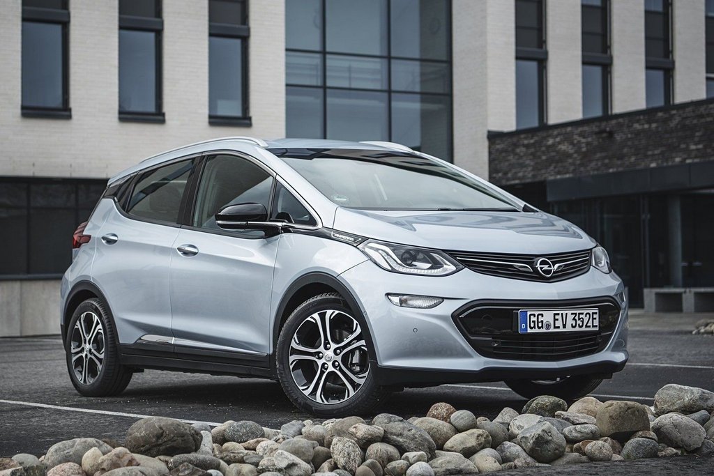Pregled električnega kompaktnega kombilimuzinskega Opel Ampera-e