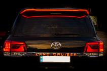 Toyota Land Cruiser 200 2007–2021 Spojler FullLed (2016+) Črna barva fotografija 2
