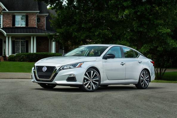 Srednje velik sedan Nissan Altima šeste generacije