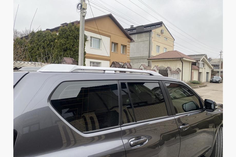 Toyota Land Cruiser Prado 150 2009–2023 Strešni relingi originalnega dizajna (sivi, 2 kosa) Fotografija 3