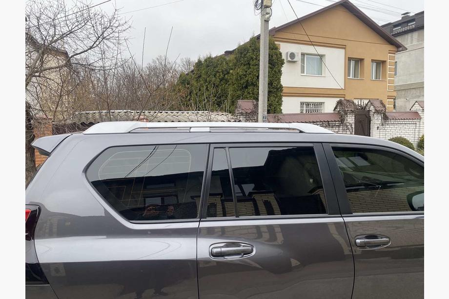 Toyota Land Cruiser Prado 150 2009–2023 Strešni relingi originalnega dizajna (sivi, 2 kosa) Fotografija 2