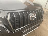 Toyota Land Cruiser Prado 150 2009–2023 Maska hladilnika 2017↗ LED (Zeus Black, z Black obrvmi) fotografija 7