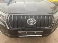 Toyota Land Cruiser Prado 150 2009–2023 Maska hladilnika 2017↗ LED (Zeus Black, z Black obrvmi) fotografija 8