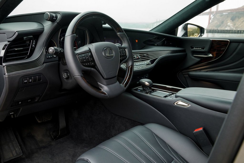 Polnovelikostna luksuzna limuzina Lexus LS 500