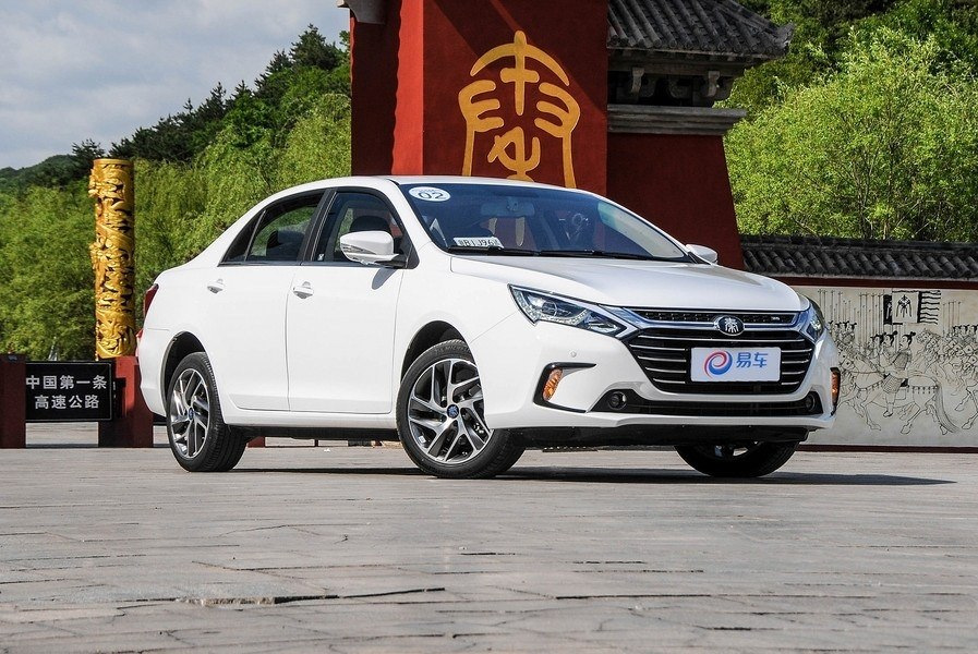 Pregled hibridne limuzine BYD Qin 100