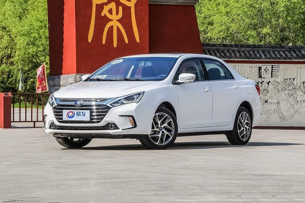 Pregled hibridne limuzine BYD Qin 100