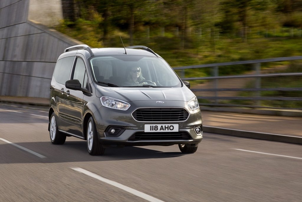 Pregled kompaktnega enoprostorca Ford Tourneo Courier