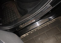 Skoda Octavia II A5 2010–2013 Nerjaveče zaščitne letve pragov Carmos (8 kos) fotografija 2
