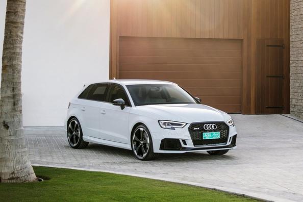 Pregled nabitega štirikolesno gnanega kombilimuzinskega modela Audi RS3 Sportback