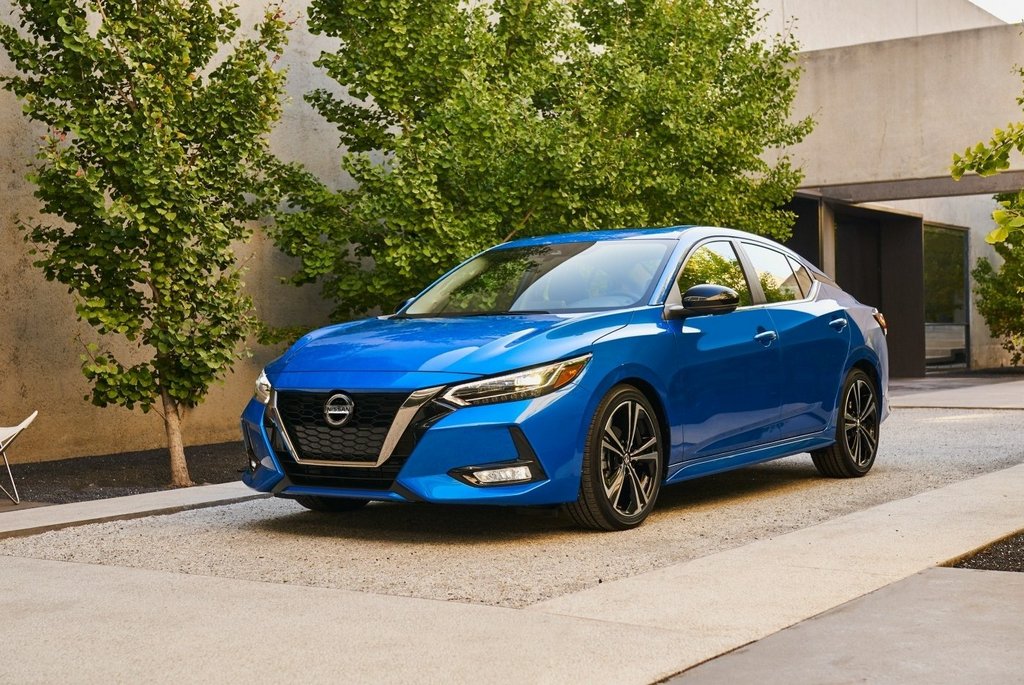 Pregled limuzine Nissan Sentra modelnega leta 2020