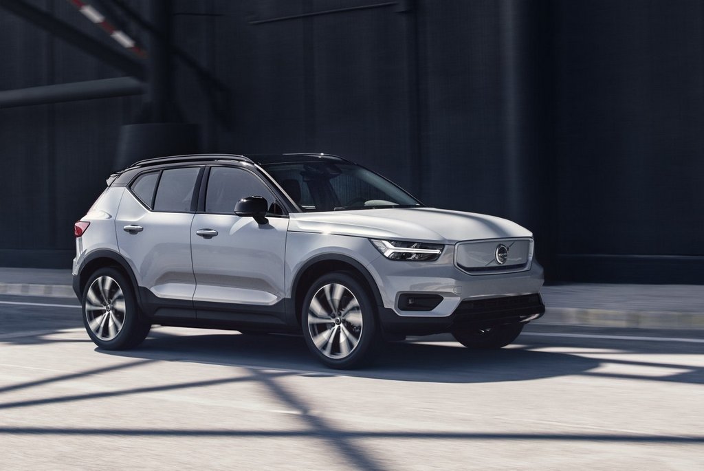 Električni križanec s štirikolesnim pogonom Volvo XC40 Recharge