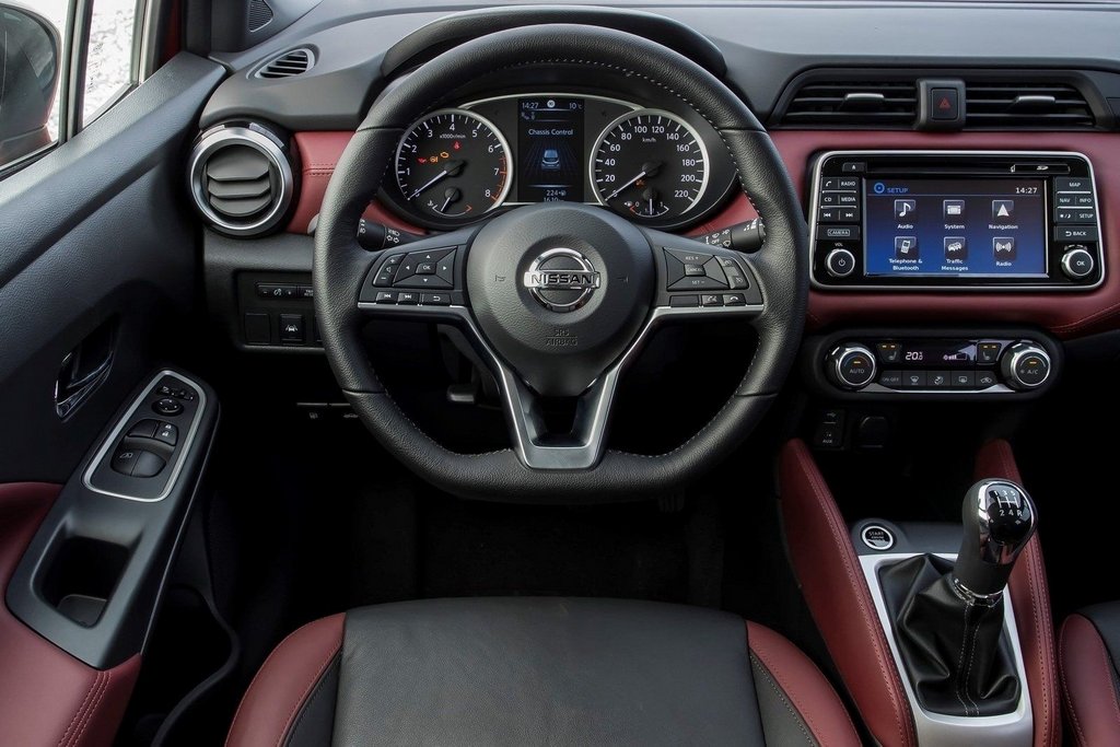 Pregled kompaktnega kombilimuzinskega Nissan Micra pete generacije
