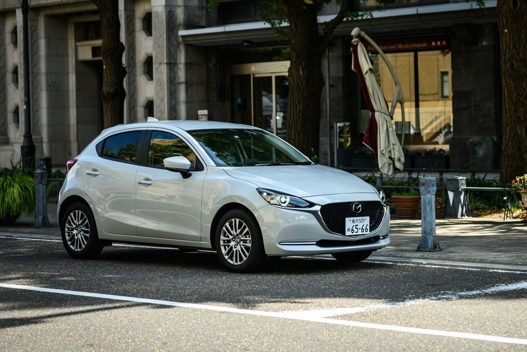 Prenovljena subkompaktna kombilimuzina Mazda 2