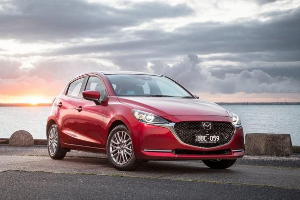 Prenovljena subkompaktna kombilimuzina Mazda 2