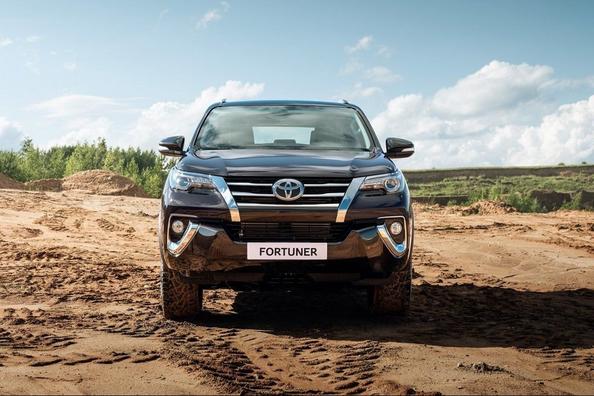 Pregled terenskega vozila Toyota Fortuner s šasijo na okvirju