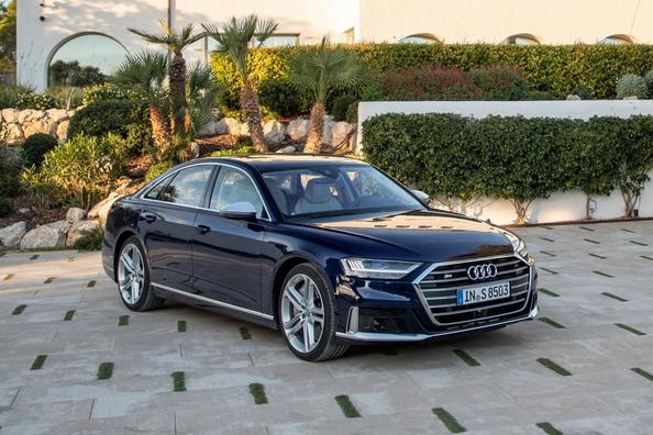 Športna luksuzna limuzina Audi S8