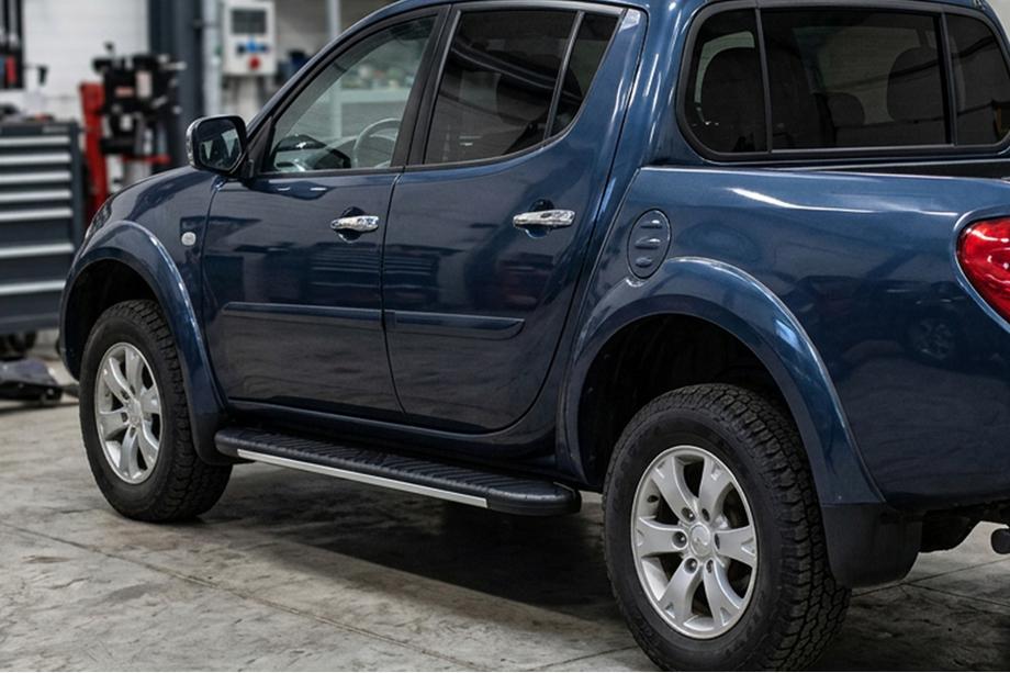 Mitsubishi L200 2006–2015 Stranske stopnice Bosphorus Grey (2 kos., aluminij) Image