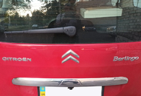 Peugeot Partner Tepee 2008–2018 Kromirana letvica nad registrsko tablico (nerjaveče jeklo) fotografija 1