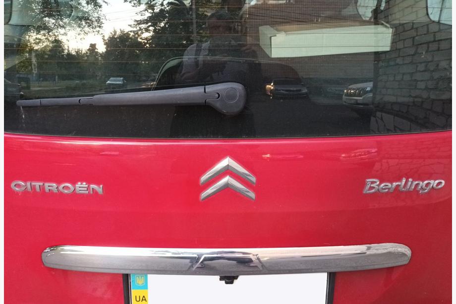 Peugeot Partner Tepee 2008–2018 Kromirana letvica nad registrsko tablico (nerjaveče jeklo) Image