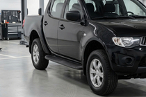 Mitsubishi L200 2015–2024 Stranski pragovi Tayga Black (2 kosa, aluminij) fotografija 1