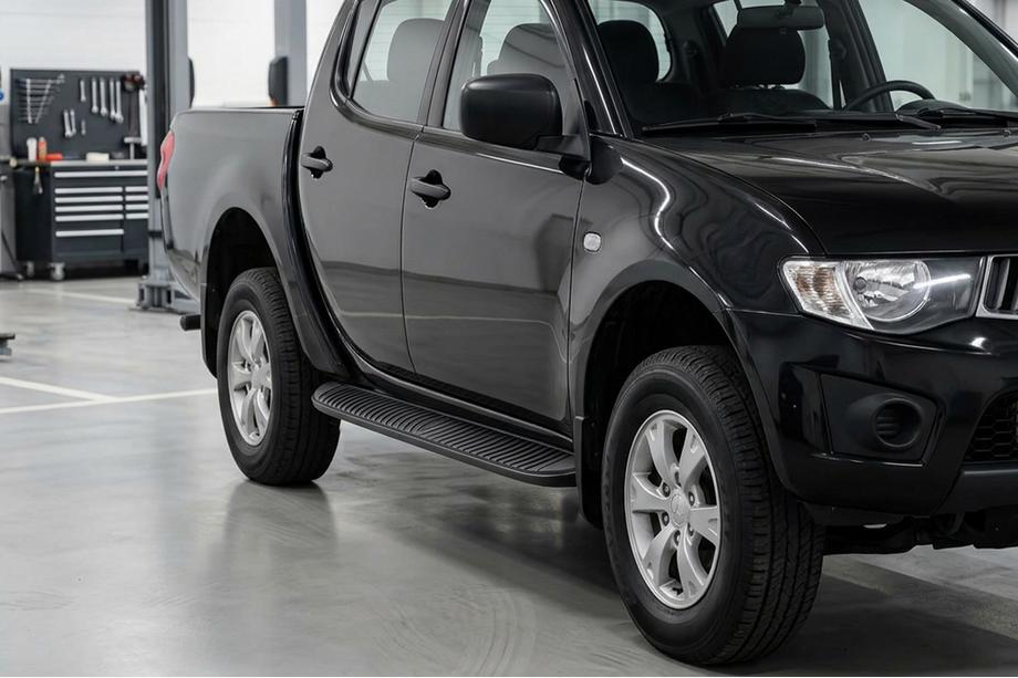 Mitsubishi L200 2015–2024 Stranski pragovi Tayga Black (2 kosa, aluminij) Image