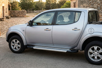 Mitsubishi L200 2015–2024 Bočne stopnice New Vision Grey (2 kos, aluminij) fotografija 1
