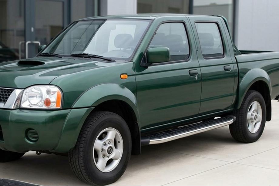 Nissan NP300 1999–2015 Stranske stopnice BlackLine (2 kos, aluminij) Image