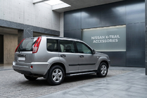 Nissan X-trail T30 2002–2007 Stranski pragovi New Vision Black (2 kos, aluminij) fotografija 1