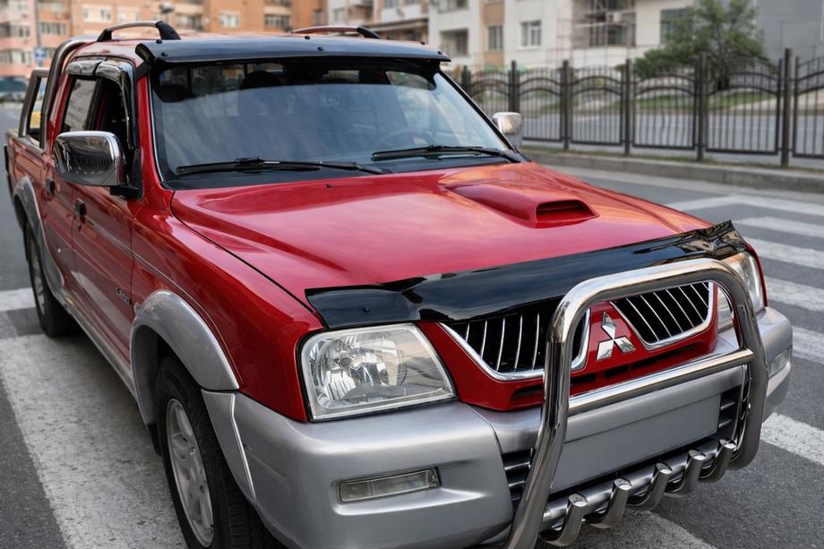Mitsubishi L200 1996–2006 Deflektor pokrova motorja (EuroCap) Image