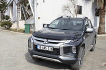Mitsubishi L200 2015–2024 Deflektor pokrova motorja (2019+, EuroCap) fotografija 11