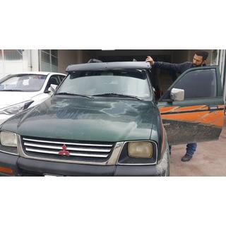 Vizir na vetrobransko steklo (črn sijaj, 5 mm) Mitsubishi L200 1996–2006 fotografija 4