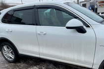 Porsche Cayenne 2010–2017 Vetrni deflektorji oken s kromiranim trakom (4 kosi, HIC) fotografija 2
