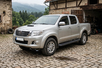 Toyota Hilux 2006–2015 Stranski pragovi Tayga Black (2 kosa, aluminij) fotografija 1