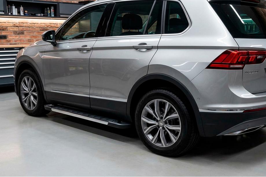 Volkswagen Tiguan 2016–2023 Bočne stopnice RedLine V1 (2 kosa, aluminij) Fotografija 1