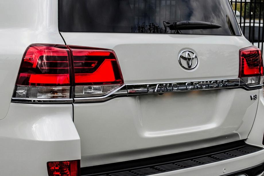 Toyota Land Cruiser 200 2007–2021 Zadnje luči 2016-2021 (OEM standard) Zadnja desna notranja luč (na pokrovu prtljažnika) Image