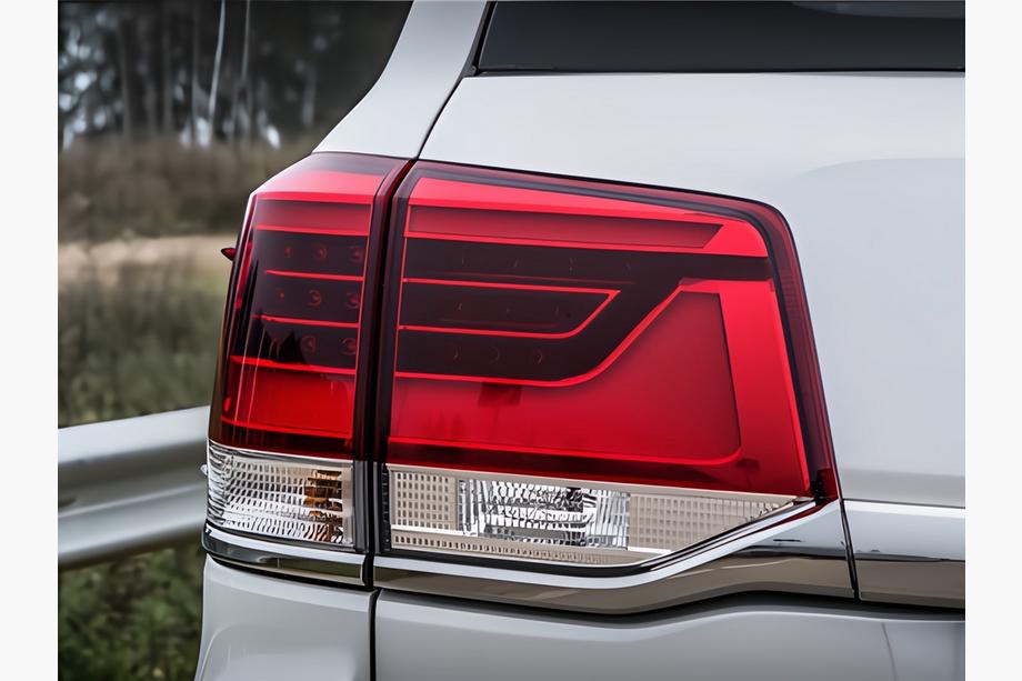 Toyota Land Cruiser 200 2007–2021 Zadnje luči 2016-2021 (OEM standard) Zadnja desna zunanja luč (na blatniku) Fotografija 2