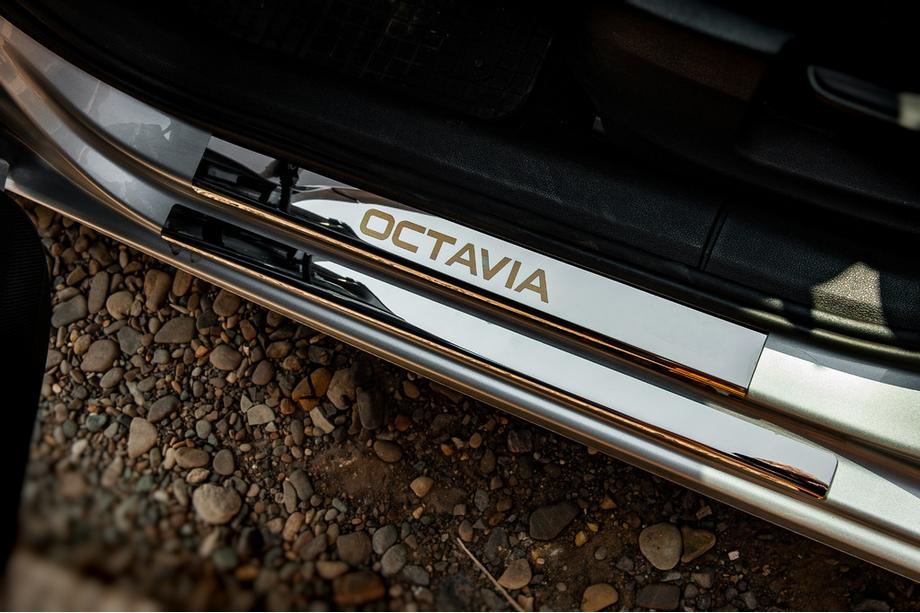 Skoda Octavia III A7 2013–2019 Carmos V1 zaščitne letve pragov (8 kos, nerjavno jeklo) Fotografija 1