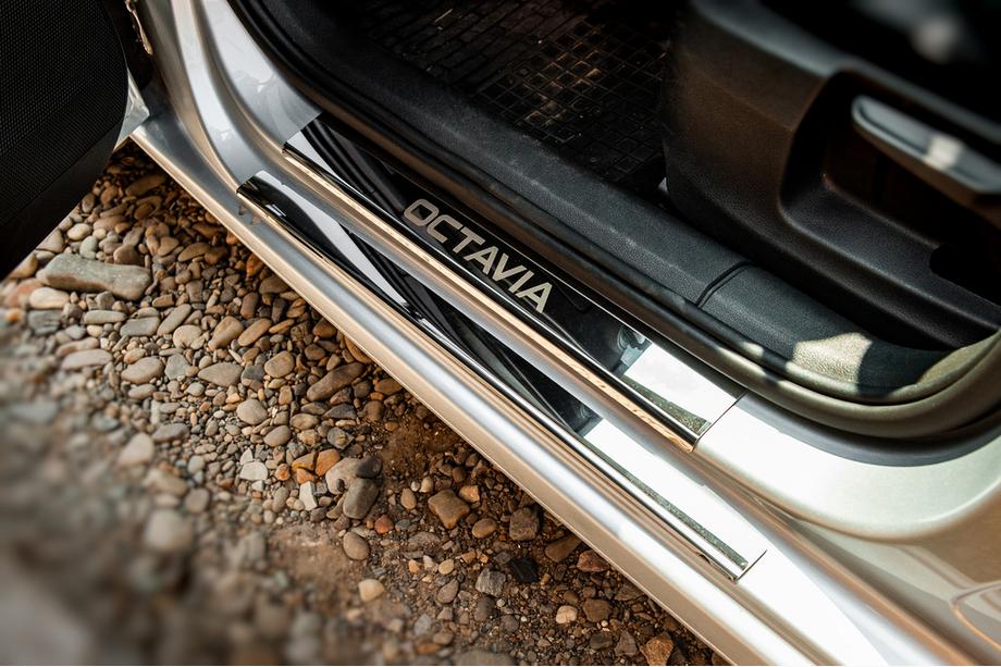 Skoda Octavia III A7 2013–2019 Carmos V1 zaščitne letve pragov (8 kos, nerjavno jeklo) Fotografija 5